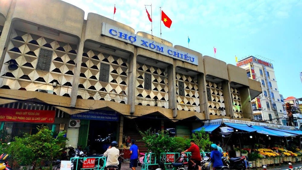 xom chieu market